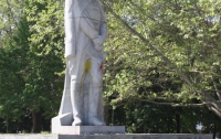 В Запорожье памятник Дзержинскому подвергается нападениям вандалов 