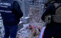 Похоронили в одной могиле: эксгумировали тела погибших при обстреле рф отца и дочери