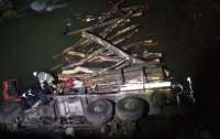На Прикарпатье грузовик упал в реку: есть погибшие и травмированный