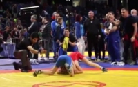Борец из России укусил соперника за руку (видео)