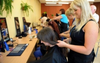 Безработным полькам выплачивают деньги на парикмахера и косметолога