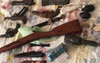 Под Киевом мужчины чинили и продавали найденное оружие