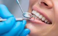 Зачем нужно чистить зубы у стоматолога и какая процедура самая безопасная