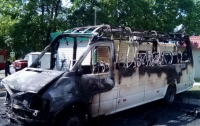 В Харькове сгорел припаркованный микроавтобус