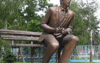 Памятник Лобановскому превратился в гигантскую сосульку (ФОТО)