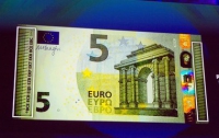 Новые 5 евро надежно защищены от подделки – голограммой
