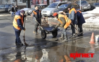 Найден суперспособ очень быстро избавиться от ям на дорогах Киева (ФОТО) 