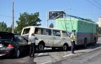 В Запорожье иномарка врезалась в автобус и троллейбус (ФОТО)