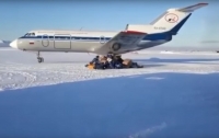 Самолет разбросал посылки по взлетной полосе на Камчатке (видео)