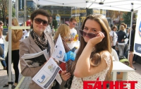Волонтеров Евро-2012 потренировали на обычных прохожих (ФОТО)