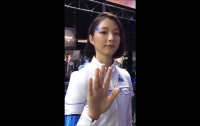 Интернет-пользователи не верят, что японская девушка-андроид действительно робот