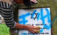 В Вене устроили пожар на еврейском кладбище, оставив на стенах свастики