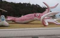 Японский город потратил выплаты за COVID-19 на гигантскую статую кальмара