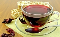 Медики раскрыли связь горячего чая с опасным заболеванием
