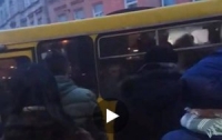 Пассажир влез на крышу маршрутки, когда его не пустили в салон (видео)