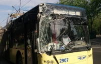 ДТП в Киеве: троллейбус с пассажирами врезался в столб