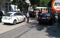 В Киеве трамвай сошел с рельсов и врезался в авто. Фото