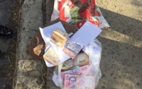 Во Львове задержали женщину-налоговика с большой сумкой денег