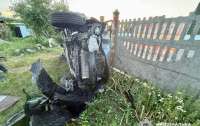 П'яна водійка на Київщині влетіла в паркан і розтрощила свій автомобіль