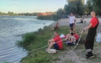 Спасатели вытащили тело мужчины из озера в Киеве