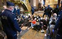 Протестующие из-за запрета абортов в Польше начали срывать церковные службы