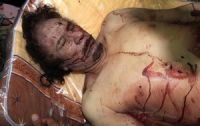Ливия: тело Каддафи выставили на всеобщее обозрение в торговом центре
