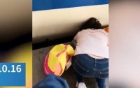 В Китае горе-мать допустила падение малолетней дочери под поезд