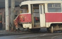 Трамвай стал поперёк дороги и врезался в столб в Харькове