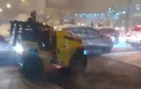 В Киеве во время снегопада укладывали асфальт (видео)