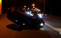 Пьяное ДТП в Харькове: автомобиль врезался в столб и перевернулся