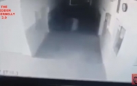 Преследующее девушку привидение попало на видео
