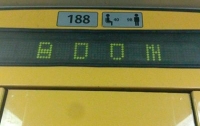 На табло поезда брюссельского метро появилась надпись 