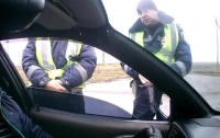 Смелый водитель до ужаса испугал «гаишника» своим внешним видом (ВИДЕО)