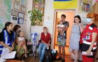 В Киеве бабушка бросила внучек в коляске