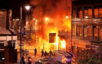 В Боснии протестующие подожгли здание администрации Тузлы