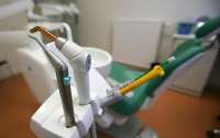 Посетивший стоматолога мальчик семь лет ходил с иглой в челюсти