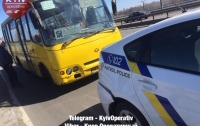 Маршрутка врезалась в авто патрульной полиции в Киеве