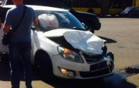В Киеве на капот авто упал 100-килограммовый сейф