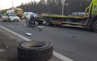 В Киевской области легковушка с разгона въехала в эвакуатор, вызвав огромную пробку