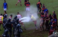 Слезоточивым газом угомонили футболистов (видео)