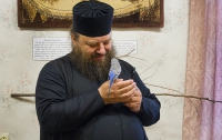 Бес попутал: на Буковине священник растоптал камеру, которая зафиксировала, что он голосует без паспорта 
