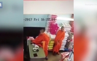 Кража буддийским монахом iPhone попала на видео