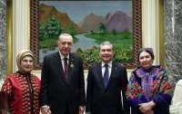 СМИ впервые опубликовали фото жены президента Туркменистана (видео)