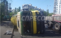 Жесткое ДТП в Киеве: перевернулся грузовик, улицу залило цементом