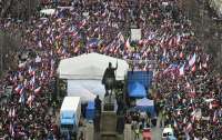 В Праге во время пророссийского митинга пытались содрать с музея флаг Украины