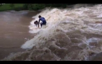 Серфингисты оседлали потоки воды, возникшие после урагана (видео)