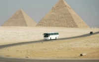 Возле пирамид в Египте взорвался автобус
