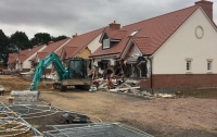 В Англии румынский экскаваторщик разрушил пять домов стоимостью £4 млн