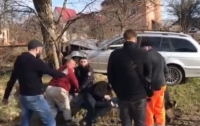 В Черновцах на девушку-полицейскую нагло напали на месте ДТП (видео)