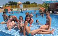 Украинские дети массово отдыхают неподалеку от Киева и на Крите